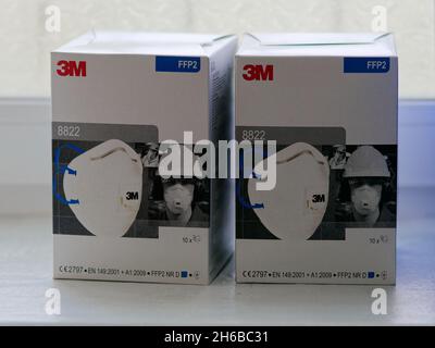 Dnipro, Ukraine - 1er mai 2021 : équipement de protection individuelle dans un hôpital en salle d'urgence.Boîtes avec respirateurs 8822 de classe de protection FFP2 par Banque D'Images