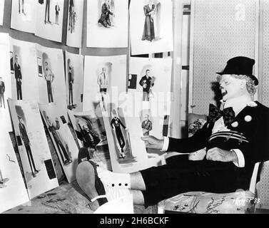 JAMES CAGNEY comme Lon Chaney avec des costumes esquisses sur le plateau Candid pendant le tournage de L'HOMME DES MILLE VISAGES réalisateur 1957 JOSEPH PEVNEY histoire Ralph Wheelwright musique Frank Skinner costume design Bill Thomas maquillage artistes Jack Kevan et Bud Westmore Universal International Pictures (UI) Banque D'Images