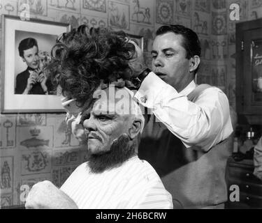 JAMES CAGNEY comme Lon Chaney avec l'artiste de maquillage BUD WESTMORE sur le plateau Candid pendant le tournage de L'HOMME DES MILLE VISAGES réalisateur Joseph PEVNEY 1957 histoire Ralph Wheelwright musique Frank Skinner costume design Bill Thomas maquillage artistes Jack Kevan et Bud Westmore Universal International Pictures (UI) Banque D'Images