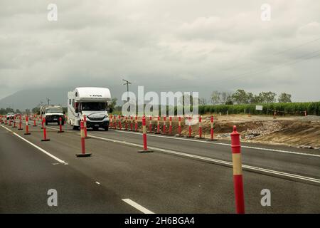 MacKay à Townsville Bruce Highway, Queensland, Australie - novembre 2021 : un autohome et des voitures qui traversent des routes pendant la duplicatio de l'autoroute Banque D'Images