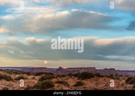 Pleine lune le matin au-dessus de Monument Valley, États-Unis Banque D'Images