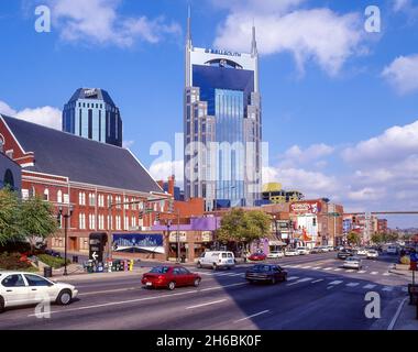 BellSouth Tower and bars, Broadway, Nashville, Tennessee, États-Unis d'Amérique