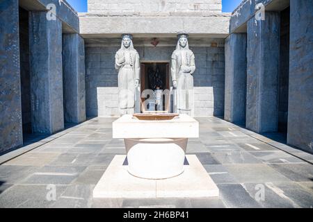 Lovchen, Monténégro - 4 octobre 2021 : sculpture à l'extérieur du mausolée de Petar Petrovic Njegos, Parc national de Lovcen, Monténégro Banque D'Images