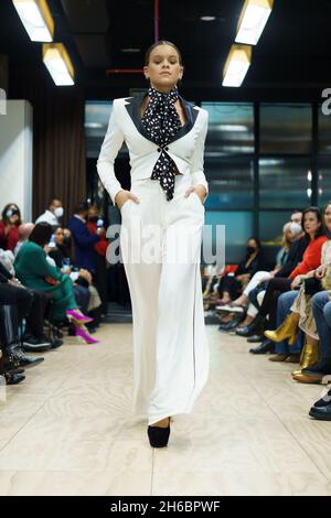 Madrid, Espagne.14 novembre 2021.Un modèle présente la collection du designer de la République dominicaine Martín Polanco lors du Spring Colors Fashion Show dans votre seul hôtel à Madrid.Crédit : SOPA Images Limited/Alamy Live News Banque D'Images