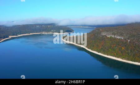 Une vue aérodynamique sur une grande rivière Banque D'Images