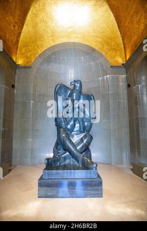 Lovchen, Monténégro - 4 octobre 2021 : statue de Njegos à l'intérieur d'une crypte dans un mausolée, créée par le célèbre sculpteur Ivan Mestrovic, parc national de Loven Banque D'Images