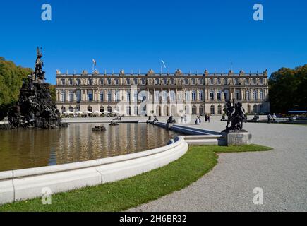 grand palais bavarois Herrenchiemsee, fontaines, ouvrages d'eau et parcs construits par le roi Louis II de Bavière sur l'île Herreninsel, Bavière (Allemagne Banque D'Images