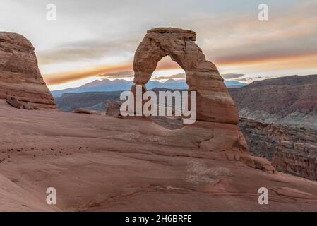 Lever de soleil sur Delicate Arch dans le parc national d'Arches, États-Unis Banque D'Images