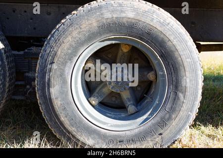 Un pneu de camion Kumho sur un camion de gravier.Québec, Canada. Banque D'Images