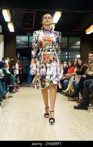 Madrid, Espagne.14 novembre 2021.Un modèle présente la collection de Nina Vazquez, designer de la République dominicaine, lors du Spring Colors Fashion Show dans votre seul hôtel de Madrid.(Photo par Atilano Garcia/SOPA Images/Sipa USA) crédit: SIPA USA/Alay Live News Banque D'Images