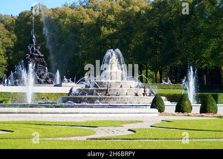 grand palais bavarois Herrenchiemsee, fontaines, ouvrages d'eau et parcs construits par le roi Louis II de Bavière sur l'île Herreninsel, Bavière (Allemagne Banque D'Images