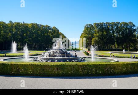 grand palais bavarois Herrenchiemsee, fontaines, ouvrages d'eau et parcs construits par le roi Louis II de Bavière sur l'île Herreninsel, Bavière (Allemagne Banque D'Images