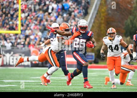 14 novembre 2021 : les Patriots de la Nouvelle-Angleterre qui reviennent Brandon Bolden (25) sont affrontés par les Cleveland Browns à l'extérieur du linebacker Mack Wilson Sr. (51) lors du match de football de la NFL entre les Cleveland Browns et les Patriots de la Nouvelle-Angleterre au stade Gillette, à Foxborough, Massachusetts.Les Patriots battez les Browns 45-7.Eric Canha/CSM Banque D'Images
