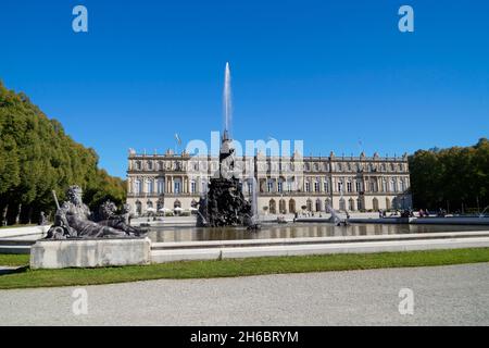 grand palais bavarois Herrenchiemsee, fontaines, ouvrages d'eau et parcs construits par le roi Louis II de Bavière sur l'île Herreninsel, Bavière (Allemagne Banque D'Images