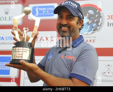 Chandigarh, Inde.14 novembre 2021.CHANDIGARH, INDE - NOVEMBRE 14: Shiv Kapoor avec le trophée du gagnant après avoir remporté le Jeev Milkha Singh 2021 sur invitation au club de golf de Chandigarh le 14 novembre 2021 à Chandigarh, Inde.(Photo de Keshav Singh/Hindustan Times/Sipa USA) crédit: SIPA USA/Alay Live News Banque D'Images