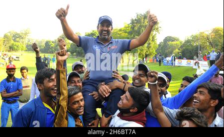 Chandigarh, Inde.14 novembre 2021.CHANDIGARH, INDE - NOVEMBRE 14 : Shiv Kapoor célèbre après avoir remporté l'événement sur invitation 2021 du Jeev Milkha Singh au club de golf de Chandigarh le 14 novembre 2021 à Chandigarh, Inde.(Photo de Keshav Singh/Hindustan Times/Sipa USA) crédit: SIPA USA/Alay Live News Banque D'Images