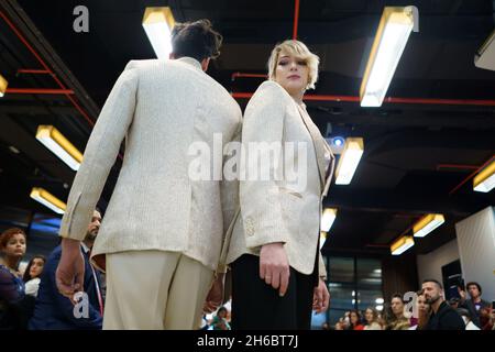 Madrid, Espagne.14 novembre 2021.Les modèles présentent la collection du designer de la République dominicaine Martín Polanco lors du Spring Colors Fashion Show à seulement VOTRE hôtel à Madrid.(Photo par Atilano Garcia/SOPA Images/Sipa USA) crédit: SIPA USA/Alay Live News Banque D'Images