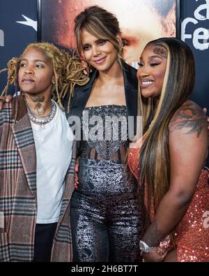 Hollywood, États-Unis.14 novembre 2021.HOLLYWOOD, LOS ANGELES, CALIFORNIE, États-Unis - NOVEMBRE 13 : la chanteuse Ambre Perkins, l'actrice Halle Berry et le rappeur Erica Banks arrivent au festival AFI Fest 2021 - projection officielle de Netflix 'bruised' au cinéma chinois IMAX de TCL le 13 novembre 2021 à Hollywood, Los Angeles, Californie, États-Unis.(Photo par NOx Yang/image Press Agency) crédit: Image Press Agency/Alay Live News Banque D'Images