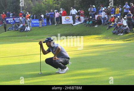 Chandigarh, Inde.14 novembre 2021.CHANDIGARH, INDE - NOVEMBRE 14 : Shiv Kapoor, golfeur, en action lors de l'événement sur invitation 2021 du Jeev Milkha Singh, au club de golf de Chandigarh, le 14 novembre 2021 à Chandigarh, Inde.(Photo de Keshav Singh/Hindustan Times/Sipa USA) crédit: SIPA USA/Alay Live News Banque D'Images