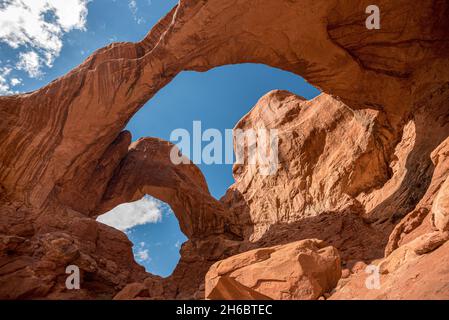 Magnifique Double Arch dans le parc national d'Arches, Etats-Unis Banque D'Images