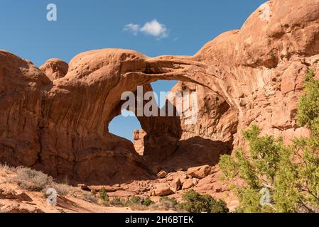 Magnifique Double Arch dans le parc national d'Arches, Etats-Unis Banque D'Images