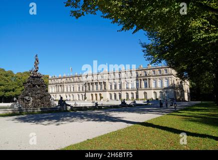 grand palais bavarois Herrenchiemsee, fontaines, ouvrages d'eau et parcs construits par le roi Louis II de Bavière sur l'île Herreninsel, Bavière (Allemagne Banque D'Images