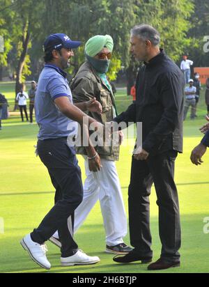 Chandigarh, Inde.14 novembre 2021.CHANDIGARH, INDE - NOVEMBRE 14 : Jeev Milkha Singh félicite Shiv Kapoor après avoir remporté l'événement sur invitation 2021 de Jeev Milkha Singh au club de golf de Chandigarh le 14 novembre 2021 à Chandigarh, en Inde.(Photo de Keshav Singh/Hindustan Times/Sipa USA) crédit: SIPA USA/Alay Live News Banque D'Images