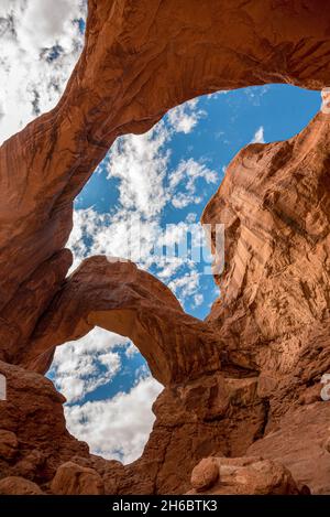 Magnifique Double Arch dans le parc national d'Arches, Etats-Unis Banque D'Images