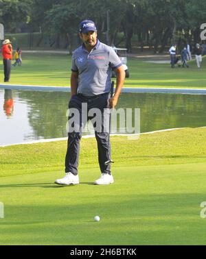 Chandigarh, Inde.14 novembre 2021.CHANDIGARH, INDE - NOVEMBRE 14 : Shiv Kapoor, golfeur, en action lors de l'événement sur invitation 2021 du Jeev Milkha Singh, au club de golf de Chandigarh, le 14 novembre 2021 à Chandigarh, Inde.(Photo de Keshav Singh/Hindustan Times/Sipa USA) crédit: SIPA USA/Alay Live News Banque D'Images