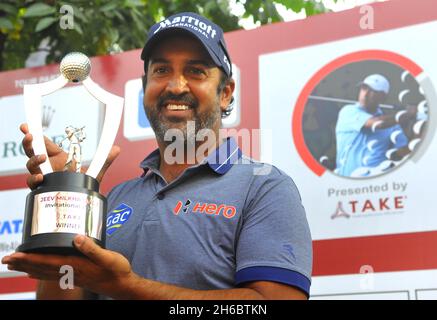 Chandigarh, Inde.14 novembre 2021.CHANDIGARH, INDE - NOVEMBRE 14: Shiv Kapoor avec le trophée du gagnant après avoir remporté le Jeev Milkha Singh 2021 sur invitation au club de golf de Chandigarh le 14 novembre 2021 à Chandigarh, Inde.(Photo de Keshav Singh/Hindustan Times/Sipa USA) crédit: SIPA USA/Alay Live News Banque D'Images