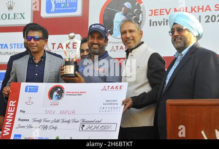 Chandigarh, Inde.14 novembre 2021.CHANDIGARH, INDE - NOVEMBRE 14 : Shiv Kapoor reçoit le trophée du gagnant de Jeev Milkha Singh le jour de la clôture de l'événement Invitational 2021 de Jeev Milkha Singh au club de golf de Chandigarh le 14 novembre 2021 à Chandigarh, Inde.(Photo de Keshav Singh/Hindustan Times/Sipa USA) crédit: SIPA USA/Alay Live News Banque D'Images