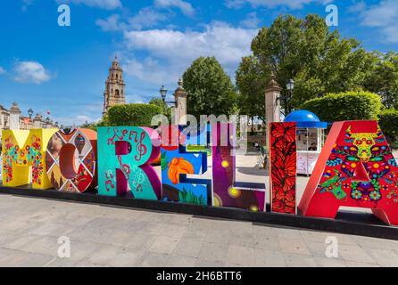 Morelia, Michoacan, Mexique, 22 septembre 2021 : signe de Morelia sur la place centrale de la ville près de la cathédrale de Morelia sur la Plaza de Armas (place des armes) Banque D'Images