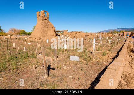 Ancien cimetière dans le village de Taos Pueblo au Nouveau-Mexique, Etats-Unis Banque D'Images