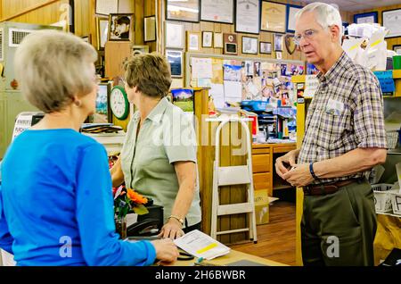 Le pharmacien Robert Turnage discute avec un client du Turnage Drug Store de Water Valley, Mississippi.La pharmacie familiale a été créée en 1905. Banque D'Images