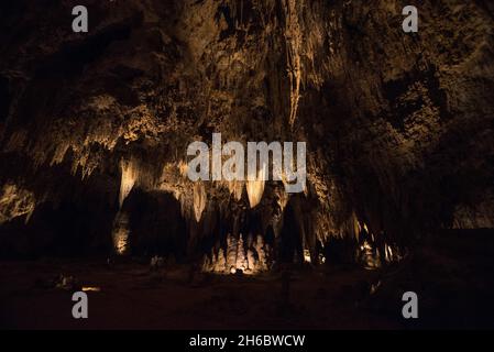 Grotte pittoresque illuminée dans le parc national de Carlsbad Caverns, États-Unis Banque D'Images