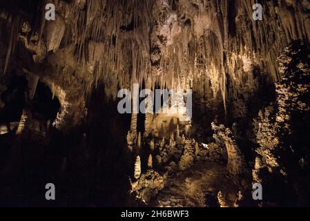 Grotte pittoresque illuminée dans le parc national de Carlsbad Caverns, États-Unis Banque D'Images