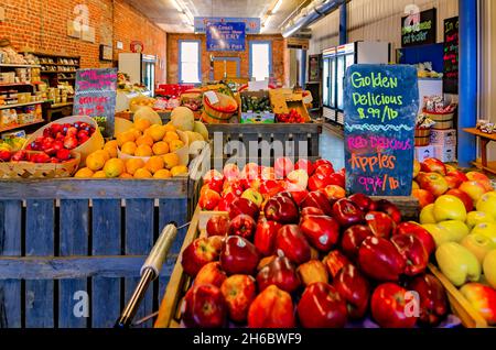 Les pommes et autres produits sont affichés à B.T.C.Old-fashioned Grocery, 13 juin 2012, à Water Valley, Mississippi. Banque D'Images