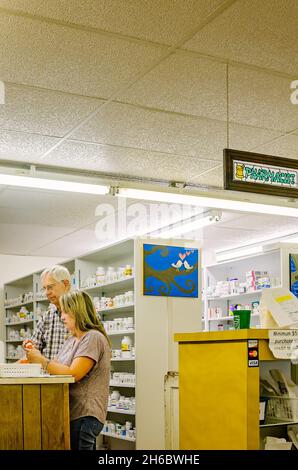 Le pharmacien Robert Turnage travaille avec un employé qui remplit une ordonnance au Turnage Drug Store de Water Valley, Mississippi. Banque D'Images