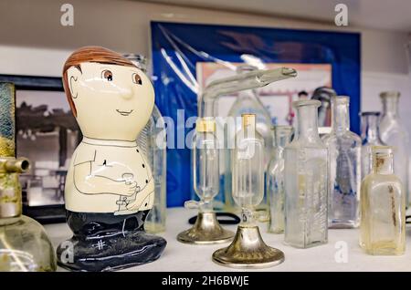 Une figurine de pharmacien d'époque est exposée aux côtés de bouteilles de médecine en verre d'époque au Turnage Drug Store de Water Valley, Mississippi. Banque D'Images