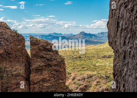 Vue panoramique depuis une gorge sur le paysage de Big Bend NP, États-Unis Banque D'Images