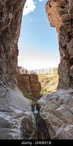 Vue panoramique depuis une gorge sur le paysage de Big Bend NP, États-Unis Banque D'Images