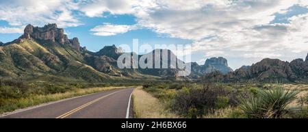 Célèbre vue panoramique sur les montagnes Chisos dans le parc national de Big Bend, États-Unis Banque D'Images