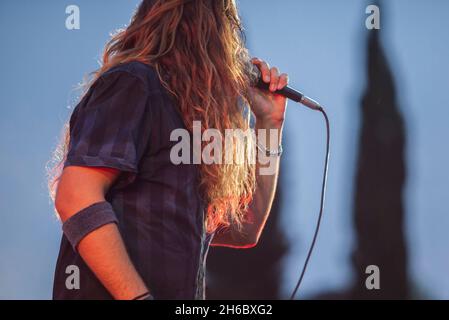 Chanteur de hard rock.Fond bleu de coucher de soleil Banque D'Images