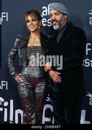 Hollywood, États-Unis.14 novembre 2021.HOLLYWOOD, LOS ANGELES, CALIFORNIE, États-Unis - NOVEMBRE 13 : l'actrice Halle Berry et le petit ami Van Hunt arrivent au Fest 2021 de l'AFI - projection officielle de Netflix 'bruised' qui a eu lieu au Théâtre chinois IMAX de TCL le 13 novembre 2021 à Hollywood, Los Angeles, Californie, États-Unis.(Photo de NOx Yang/image Press Agency/Sipa USA) crédit: SIPA USA/Alay Live News Banque D'Images