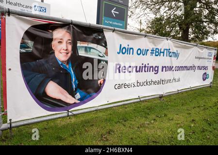 Grande bannière de recrutement d'infirmières placée en vue de la route principale à l'entrée de l'hôpital Stoke Mandeville par Buckinghamshire Healthcare NHS Trust.La bannière indique «Rejoignez notre #BHTfamily» et «Recruiting Now.Infirmières communautaires.Un récent communiqué de presse abrégé de la MRC a mis en garde les infirmières expérimentées envisageant de partir et, à moins qu'il n'y ait un investissement urgent, nous allons faire face aux retombées pour les années à venir.Les données du NHS ont montré jusqu'en juin 2021 qu'il y avait 38,952 postes d'infirmières ETP enregistrés en Angleterre, une augmentation de 3% par rapport à la même période par rapport à l'année dernière.Crédit : Stephen Bell/Alay Banque D'Images