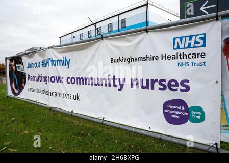 Grande bannière de recrutement d'infirmières placée en vue de la route principale à l'entrée de l'hôpital Stoke Mandeville par Buckinghamshire Healthcare NHS Trust.La bannière indique «Rejoignez notre #BHTfamily» et «Recruiting Now.Infirmières communautaires.Un récent communiqué de presse abrégé de la MRC a mis en garde les infirmières expérimentées envisageant de partir et, à moins qu'il n'y ait un investissement urgent, nous allons faire face aux retombées pour les années à venir.Les données du NHS ont montré jusqu'en juin 2021 qu'il y avait 38,952 postes d'infirmières ETP enregistrés en Angleterre, une augmentation de 3% par rapport à la même période par rapport à l'année dernière.Crédit : Stephen Bell/Alay Banque D'Images