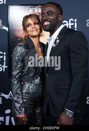 Hollywood, États-Unis.14 novembre 2021.HOLLYWOOD, LOS ANGELES, CALIFORNIE, États-Unis - NOVEMBRE 13 : l'actrice Halle Berry et l'acteur Shamier Anderson arrivent au Fest de l'AFI 2021 - projection officielle de Netflix 'bruised' au Théâtre chinois IMAX de TCL le 13 novembre 2021 à Hollywood, Los Angeles, Californie, États-Unis.(Photo de NOx Yang/image Press Agency/Sipa USA) crédit: SIPA USA/Alay Live News Banque D'Images