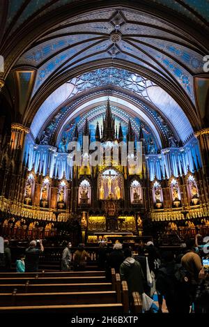 Photo de l'autel à l'intérieur de la basilique notre-Dame avec des visiteurs dans des masques. Banque D'Images