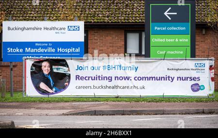 Grande bannière de recrutement d'infirmières placée en vue de la route principale à l'entrée de l'hôpital Stoke Mandeville par Buckinghamshire Healthcare NHS Trust.La bannière indique «Rejoignez notre #BHTfamily» et «Recruiting Now.Infirmières communautaires.Un récent communiqué de presse abrégé de la MRC a mis en garde les infirmières expérimentées envisageant de partir et, à moins qu'il n'y ait un investissement urgent, nous allons faire face aux retombées pour les années à venir.Les données du NHS ont montré jusqu'en juin 2021 qu'il y avait 38,952 postes d'infirmières ETP enregistrés en Angleterre, une augmentation de 3% par rapport à la même période par rapport à l'année dernière.Crédit : Stephen Bell/Alay Banque D'Images