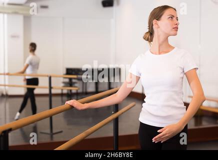 Fille pratiquant des éléments chorégraphiques Banque D'Images